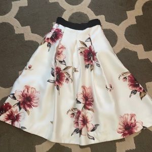 White House Black Market Floral Skirt size 00
